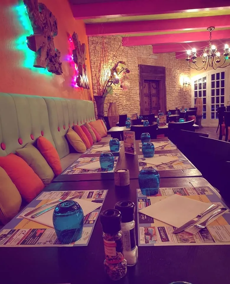 Le petit salon éclairé de néons roses et turquoise