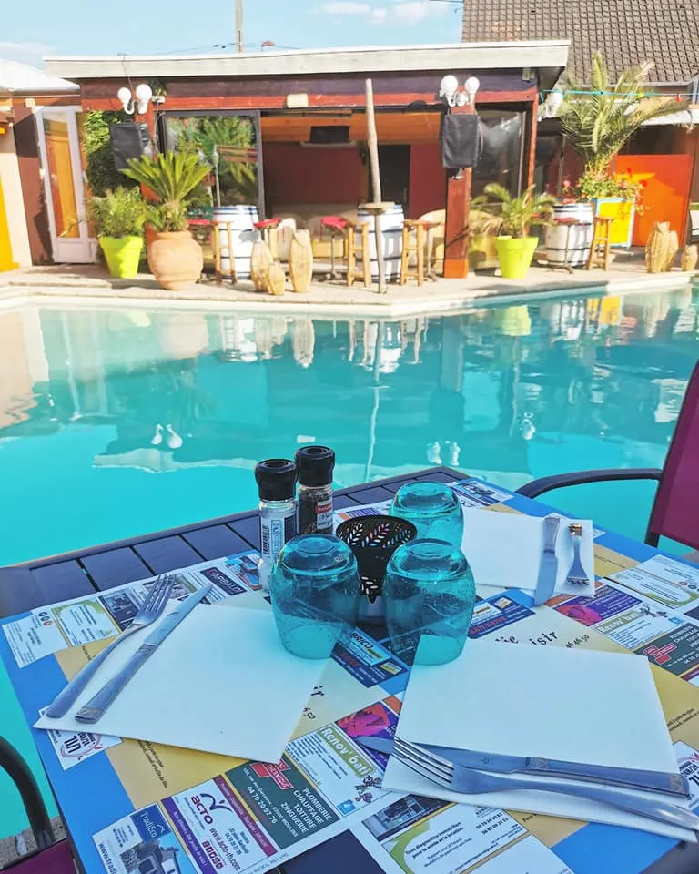 Une table dressée au bord de la piscine