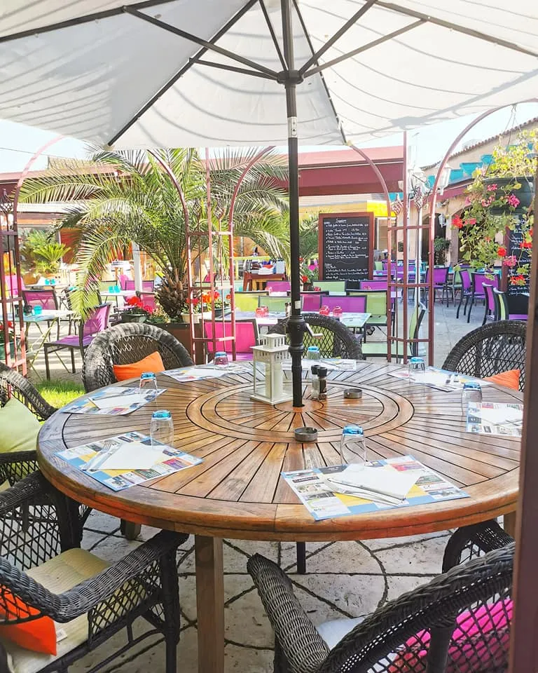 Une table ronde sur la terrasse