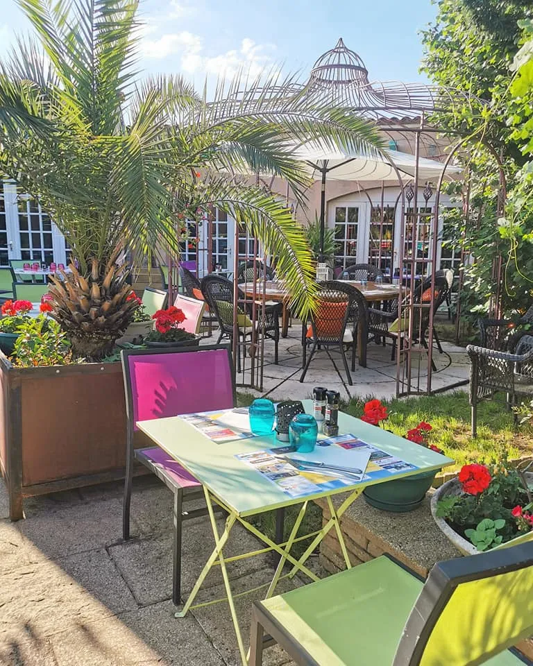 Une table sous les palmiers de la terrasse